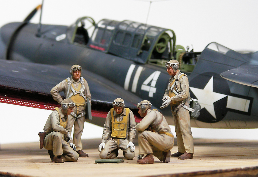Curtiss SB2C-4 Helldiver: bombardiere da picchiata imbarcato Il Kit principale è prodotto da ‘Promodeller’ in scala 1/48 e le figure provengono dal set Tamiya “Piloti US Navy WWII”. Per la pittura principale del velivolo sono state utilizzate...